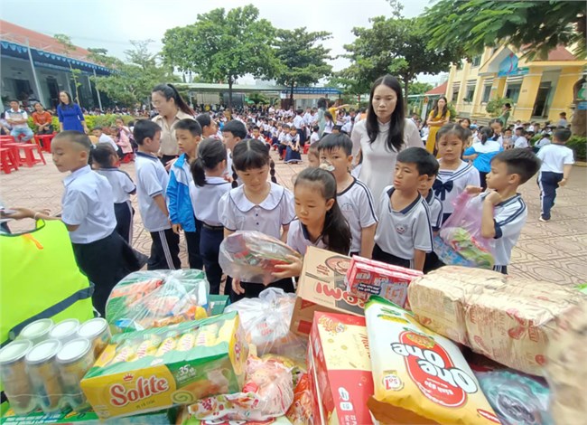 Hướng về người dân vùng bão lũ trường học ở Kon Tum giáo dục lòng nhân ái cho học sinh (14/09/2024)